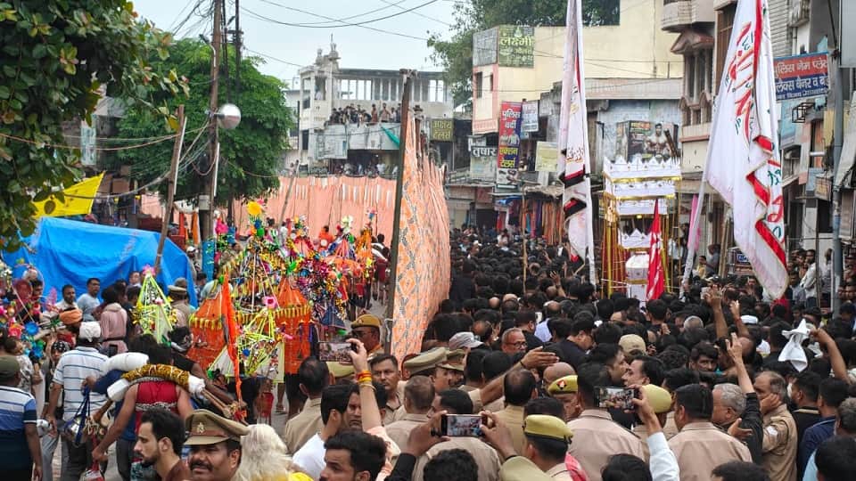 UP: 'Corridor of brotherhood' created in Muzaffarnagar; Kanwar Yatra and Chehlum procession pass side-by-side.