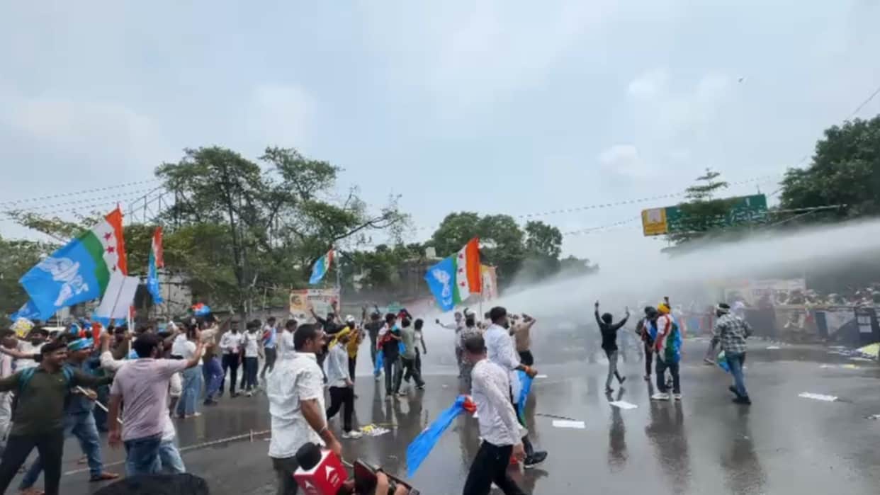 bihar Students March to CM Residence Break Barricades Police Use Water Cannons to Disperse Protesters in patna
