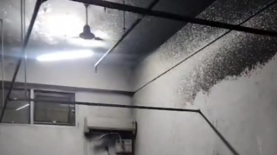 आग से काली पड़ी दीवारें