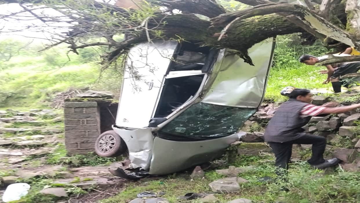 HP Road Accident: Car falls into ditch, brother in law and brotherin law die, woman fights for life