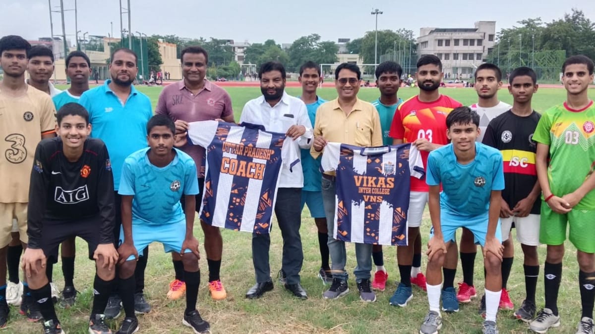 UP: अंतरराष्ट्रीय सुब्रतो कप में विदेशी फुटबॉलर्स को चकमा देने उतरेंगे काशी के खिलाड़ी, जर्सी का हुआ अनावरण