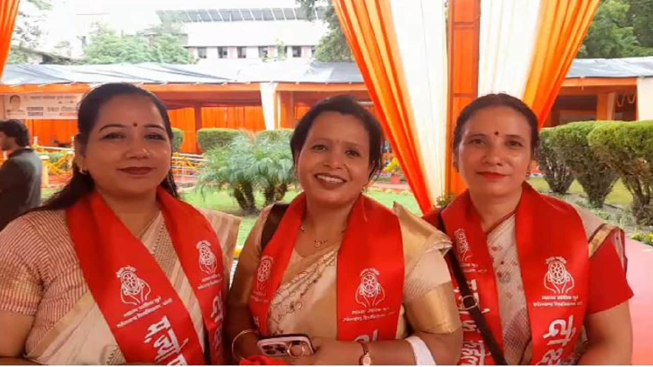 पदक पाकर खिले मेधावियों के चेहरे