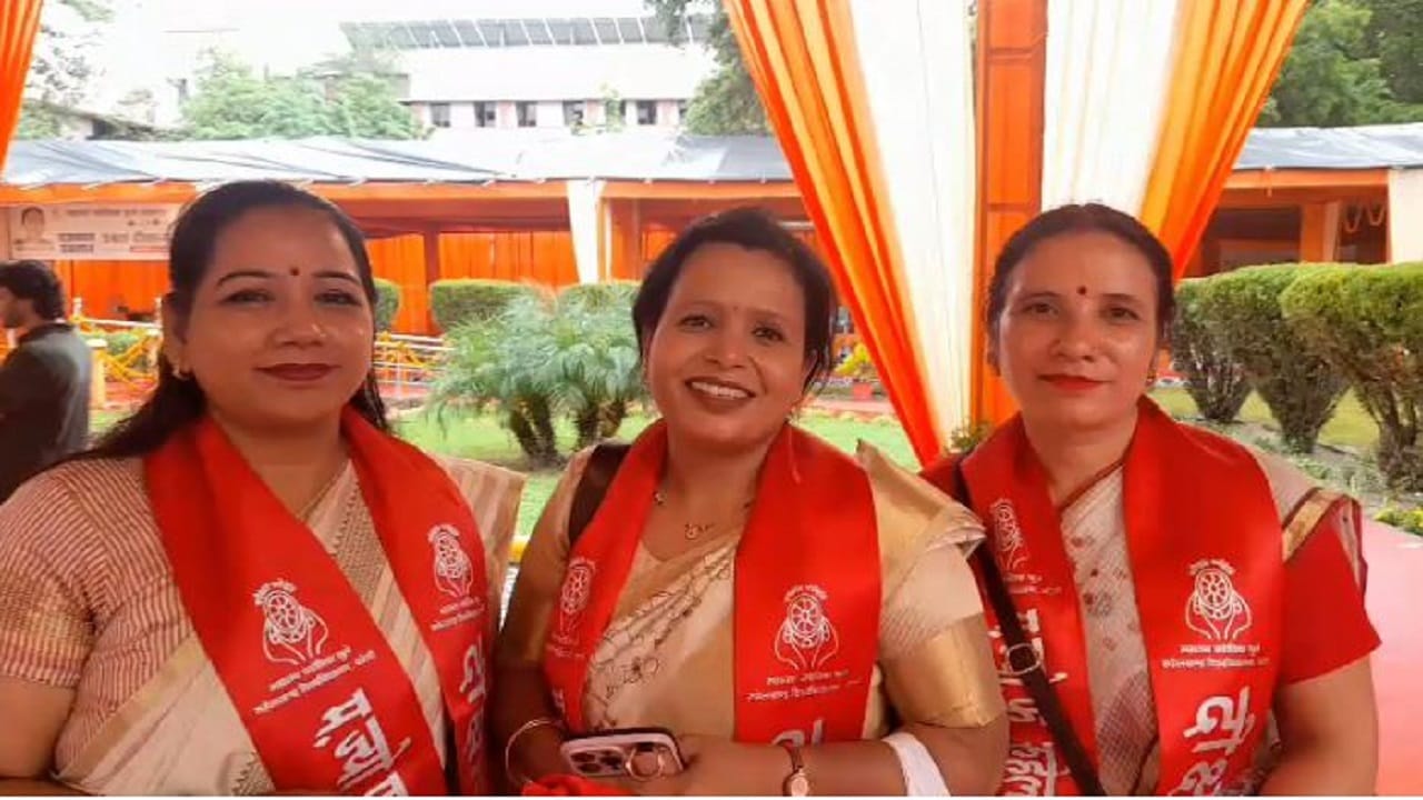 पदक पाकर खिले मेधावियों के चेहरे