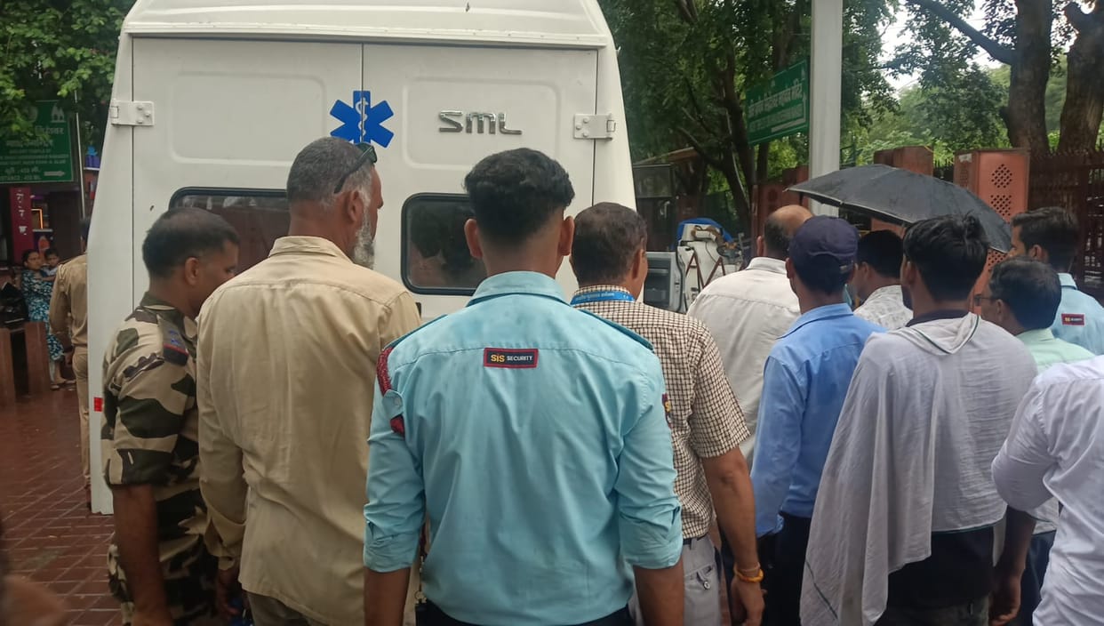 ASI Employee Dies While on Duty at Taj Mahal, Collapses Suddenly and Dies in Hospital