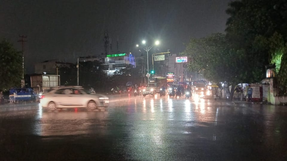 Dehradun: देर शाम बदला मौसम, अचानक हुई झमाझम बारिश ने गर्मी से दी राहत, कल भी अलर्ट