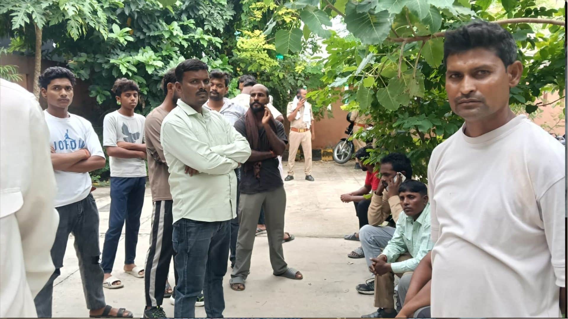 मृतक रौनक के परिजन