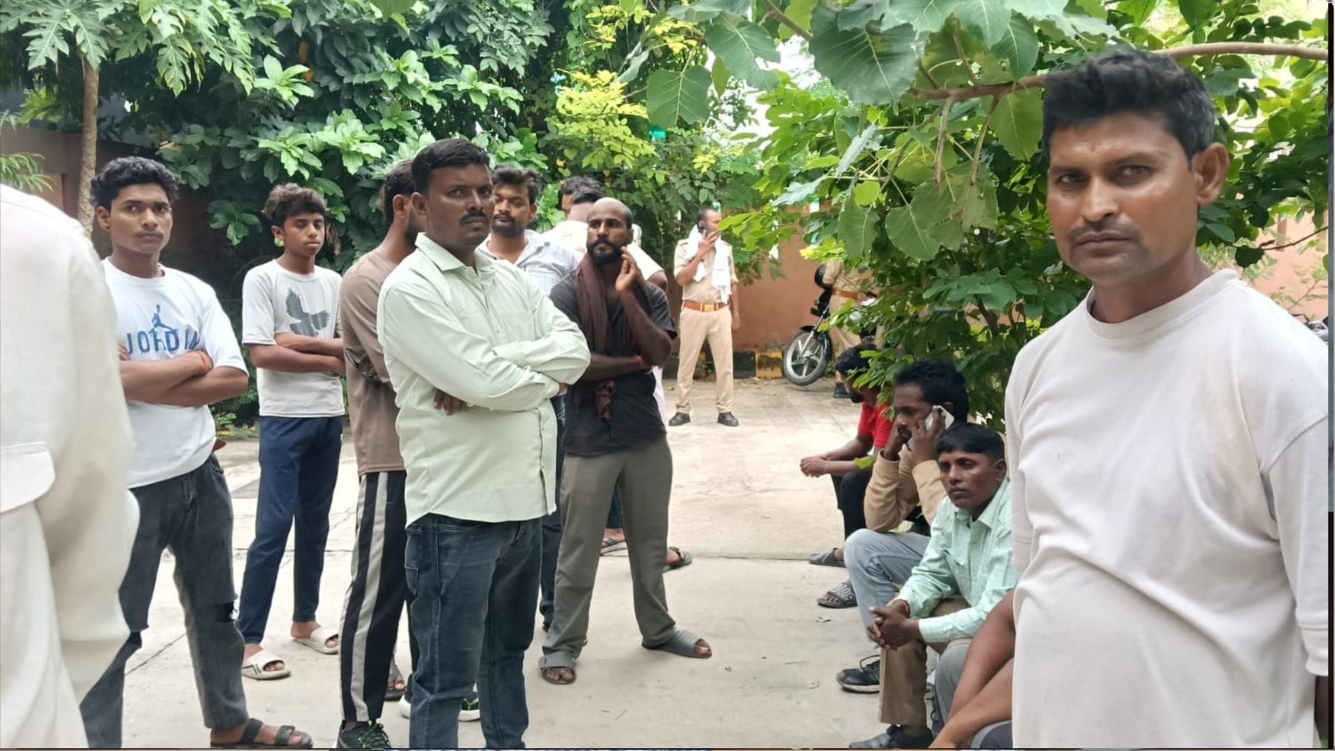 मृतक रौनक के परिजन