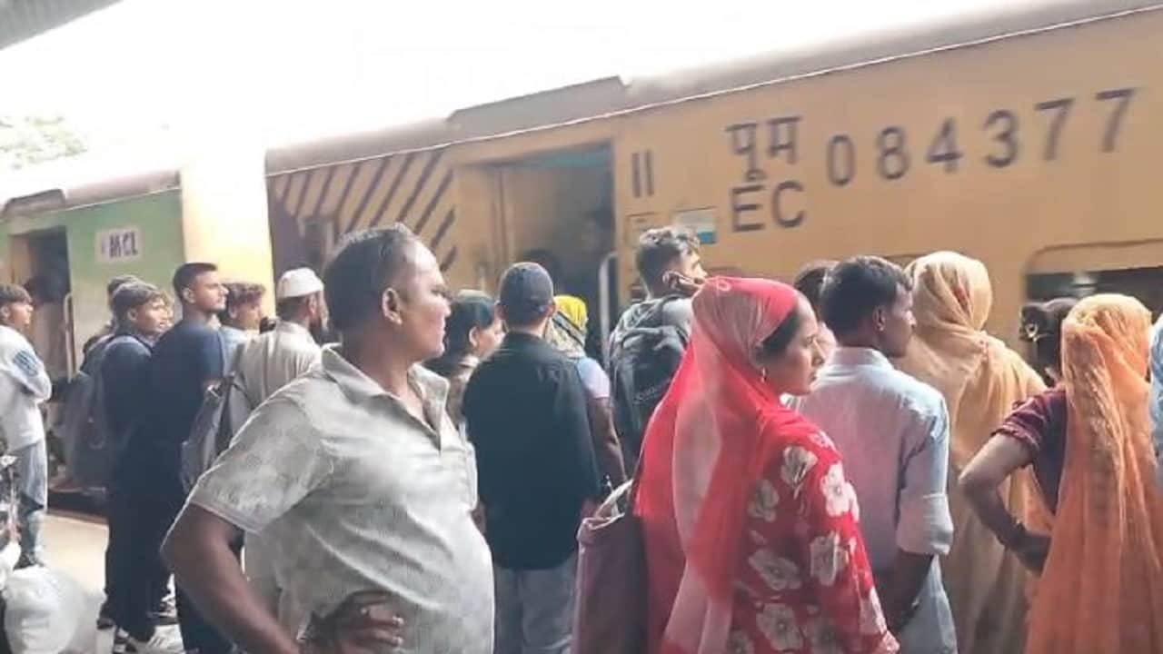 रेलवे स्टेशन पर यात्रियों की भीड़