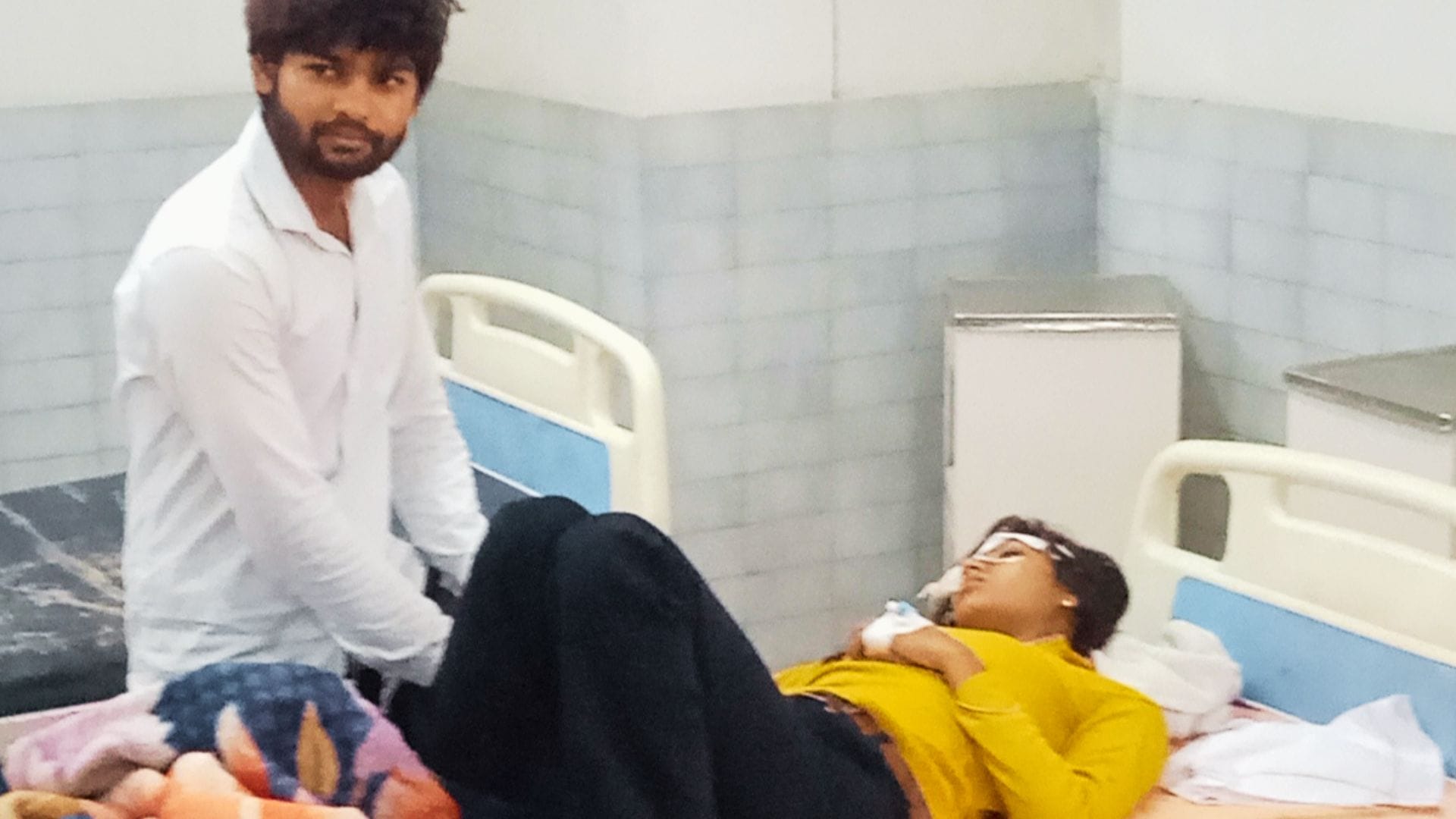 अस्पताल में युवक और युवती।