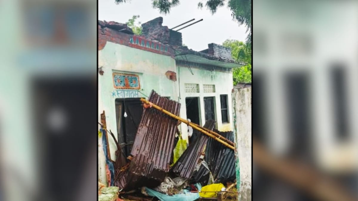 Varanasi News: वाराणसी में बारिश से भरभराकर गिरा मकान का छज्जा, महिला के शरीर में कई जगह धंस गए थे टिनशेड; मौत