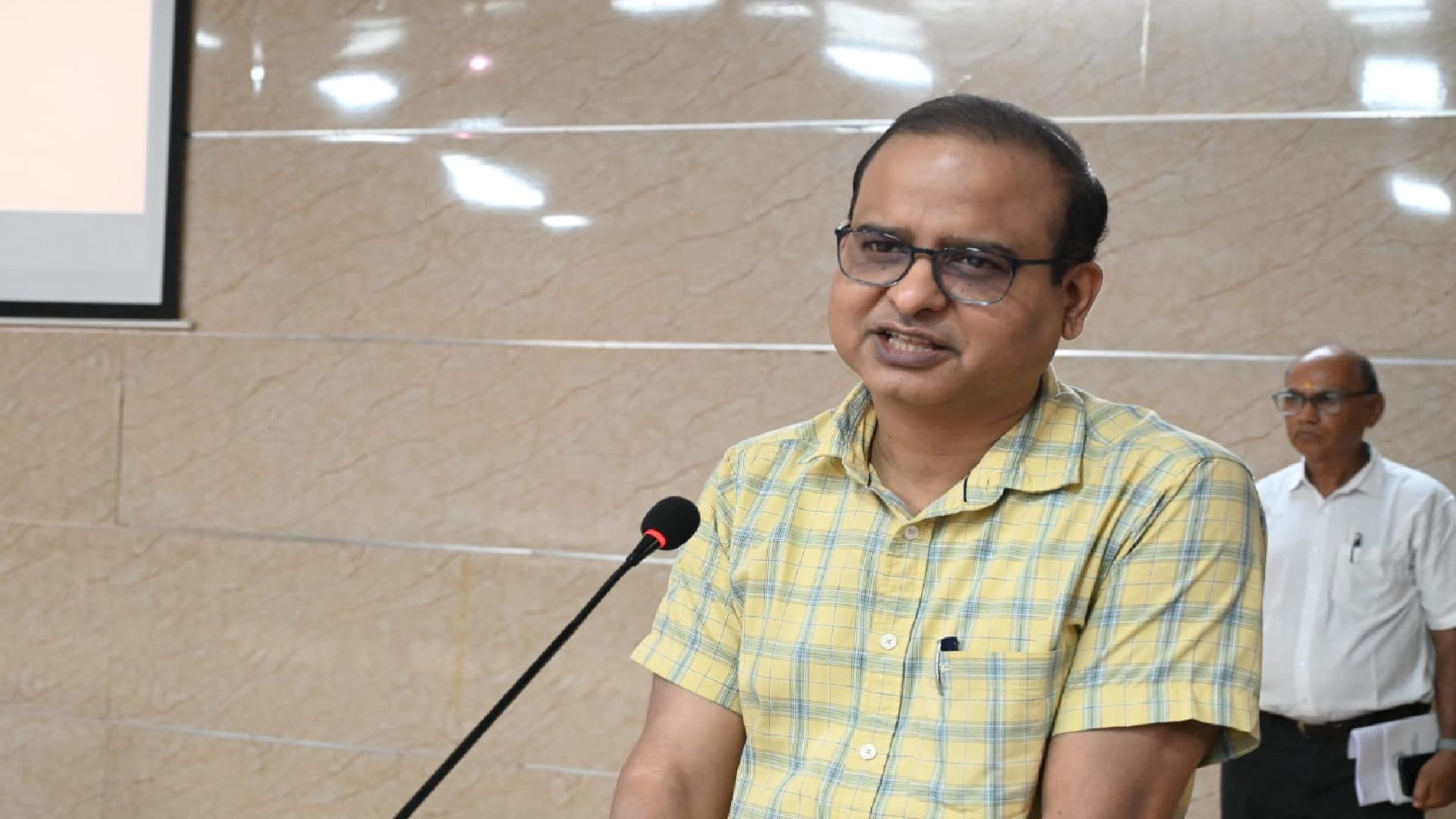 आयोजन की जानकारी देते जिला पंचायत के मुख्य कार्यपालन अधिकारी