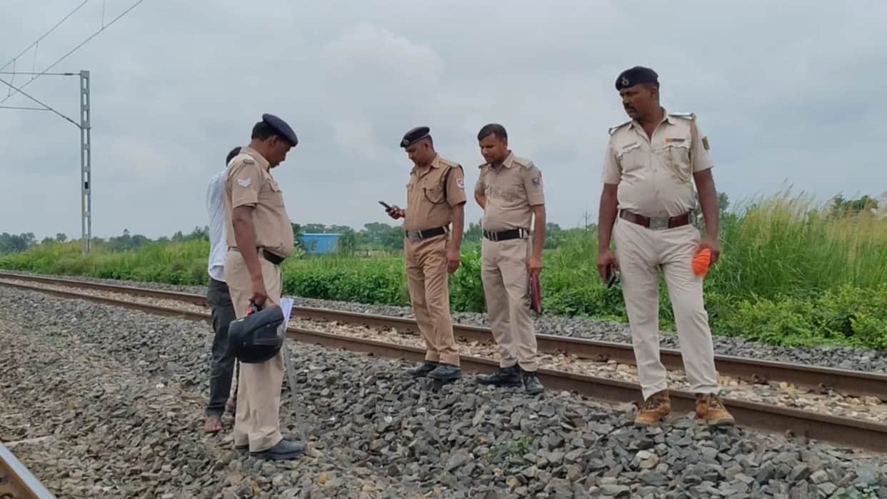 Bihar Rail Tragedy Unidentified Youth Dies After Being Hit by Train on Chapra-Siwan Route