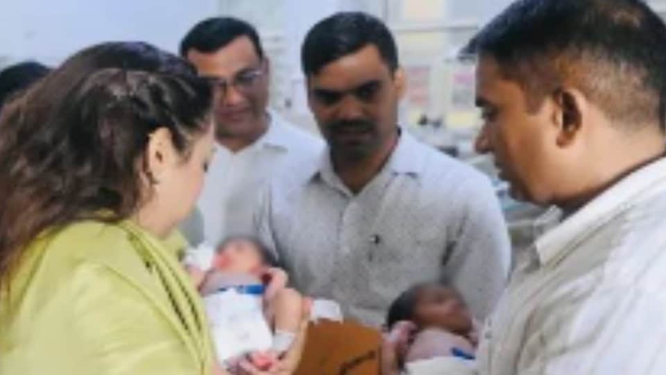 डीएम ने किया बच्चियों को नामकरण