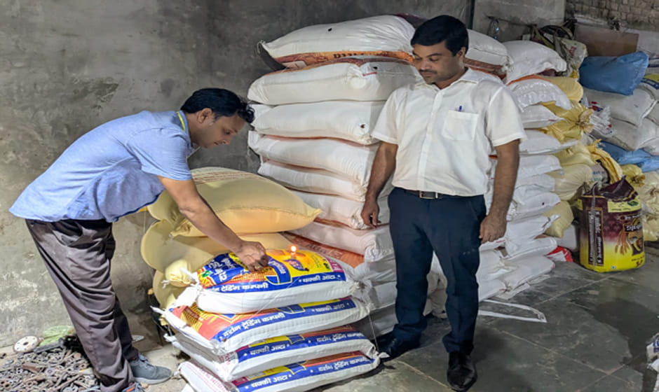 Flour mill selling another brand's flour under its own name; stock worth ₹1.50 lakh seized.
