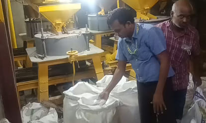 Flour mill selling another brand's flour under its own name; stock worth ₹1.50 lakh seized.