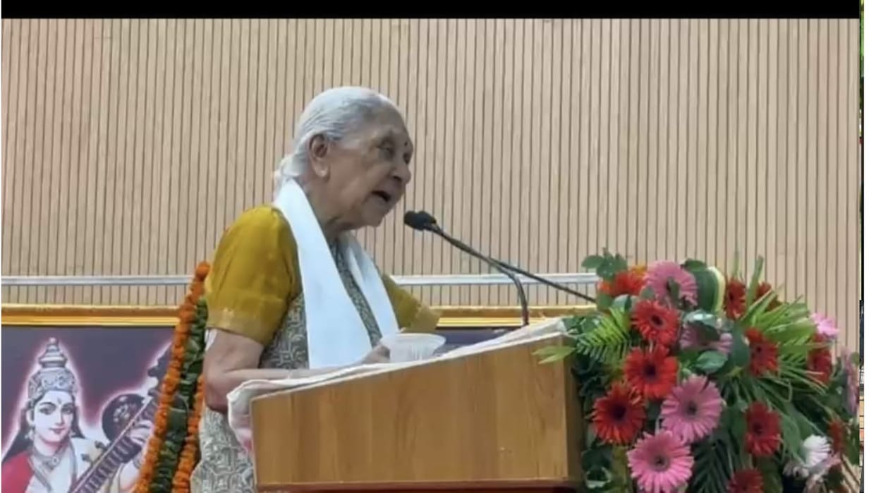 Governor addresses MMMUT convocation ceremony.