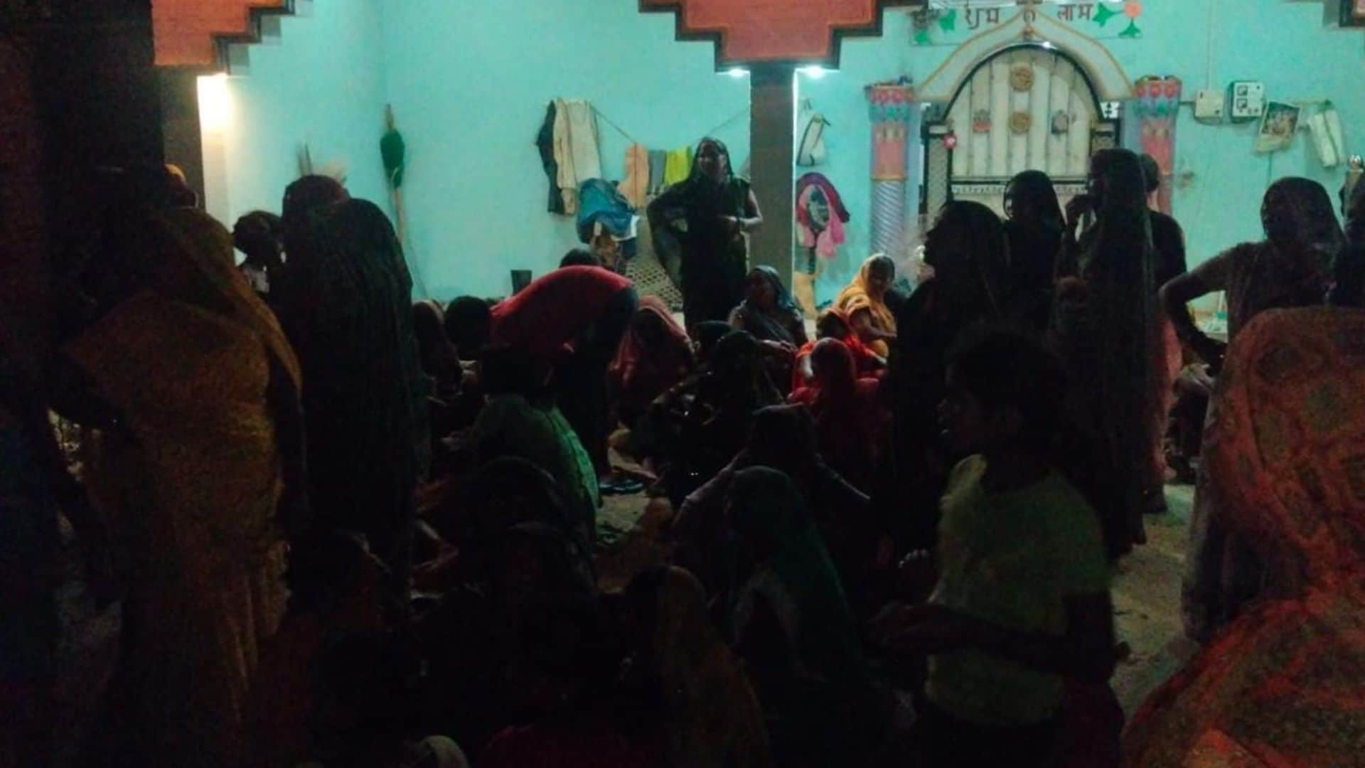 घर के बाहर विलाप करतीं महिलाएं।
