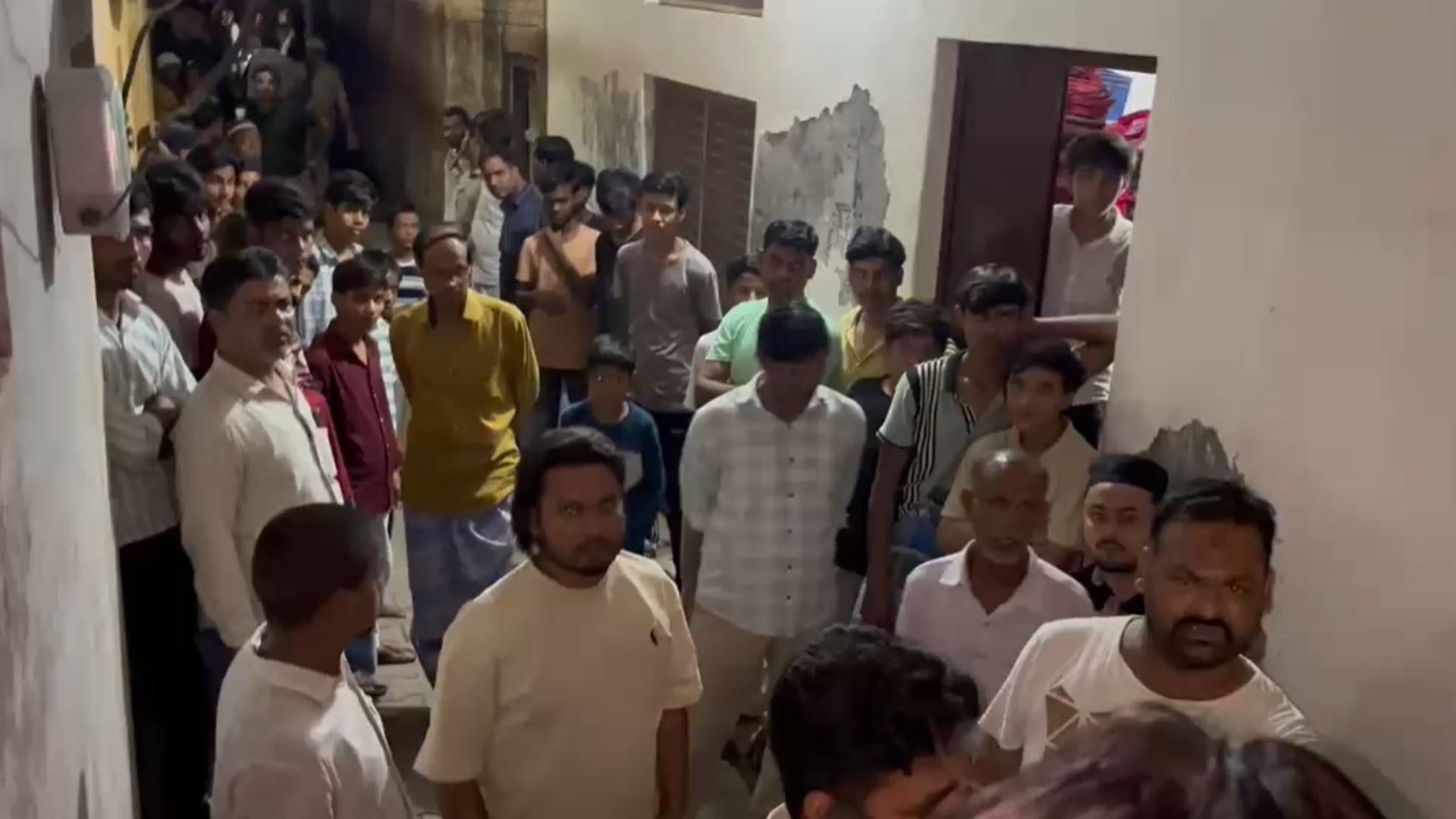 घटना के बाद घर के बाहर जुटी भीड़