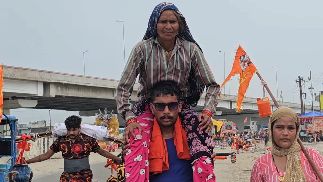 Kanwar Yatra 2026 Inspiring Stories of Devotion Soldier Carries Mother and a Divyang Devotee Faith Haridwar