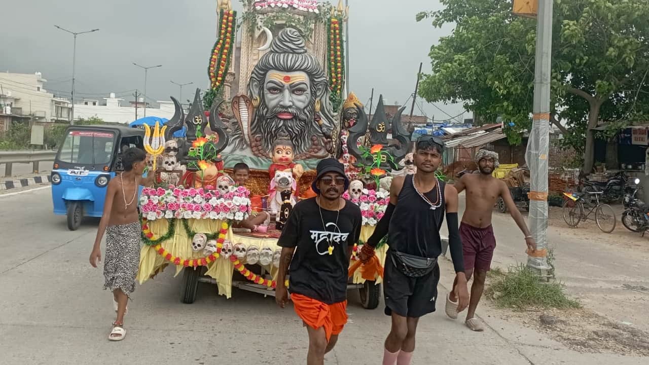 Kanwar Yatra 2026 Inspiring Stories of Devotion Soldier Carries Mother and a Divyang Devotee Faith Haridwar