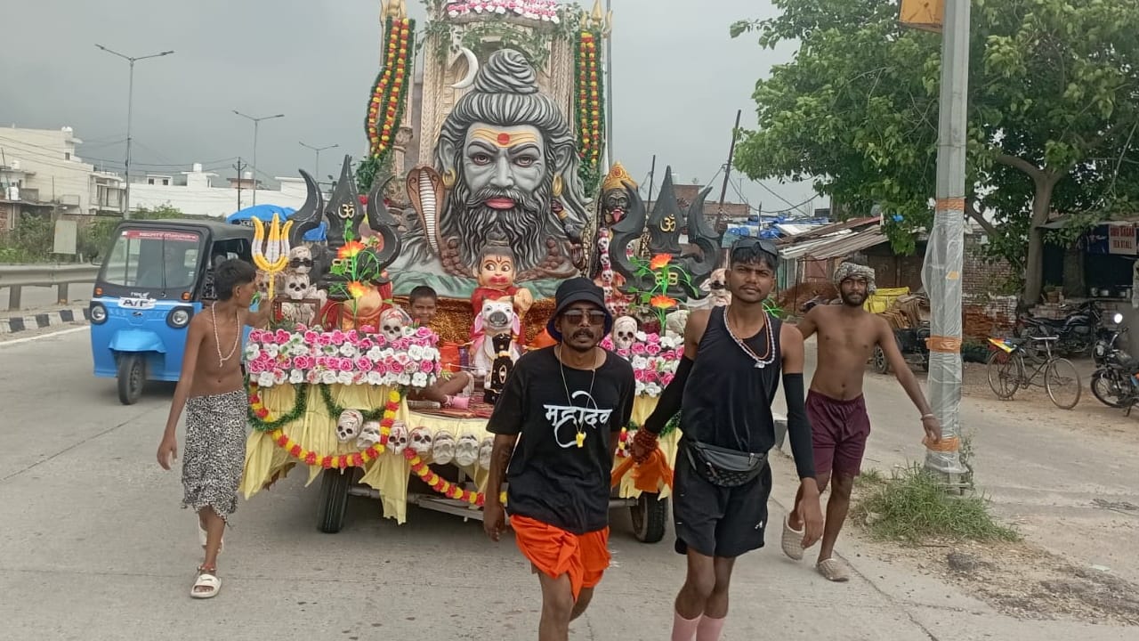 Kanwar Yatra 2026 Inspiring Stories of Devotion Soldier Carries Mother and a Divyang Devotee Faith Haridwar