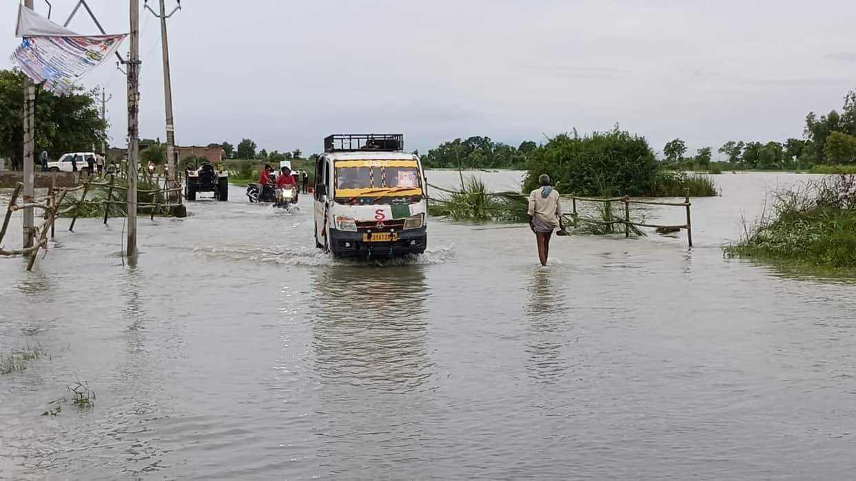 Flood threat to 20 villages in Shahjahanpur Jalalabad-Shamsabad highway submerged