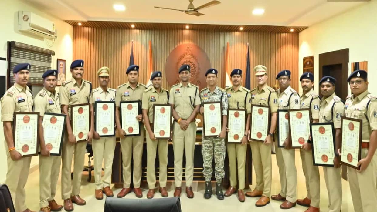 Dantewada police officers honored by the Union Home and Cooperation Minister.
