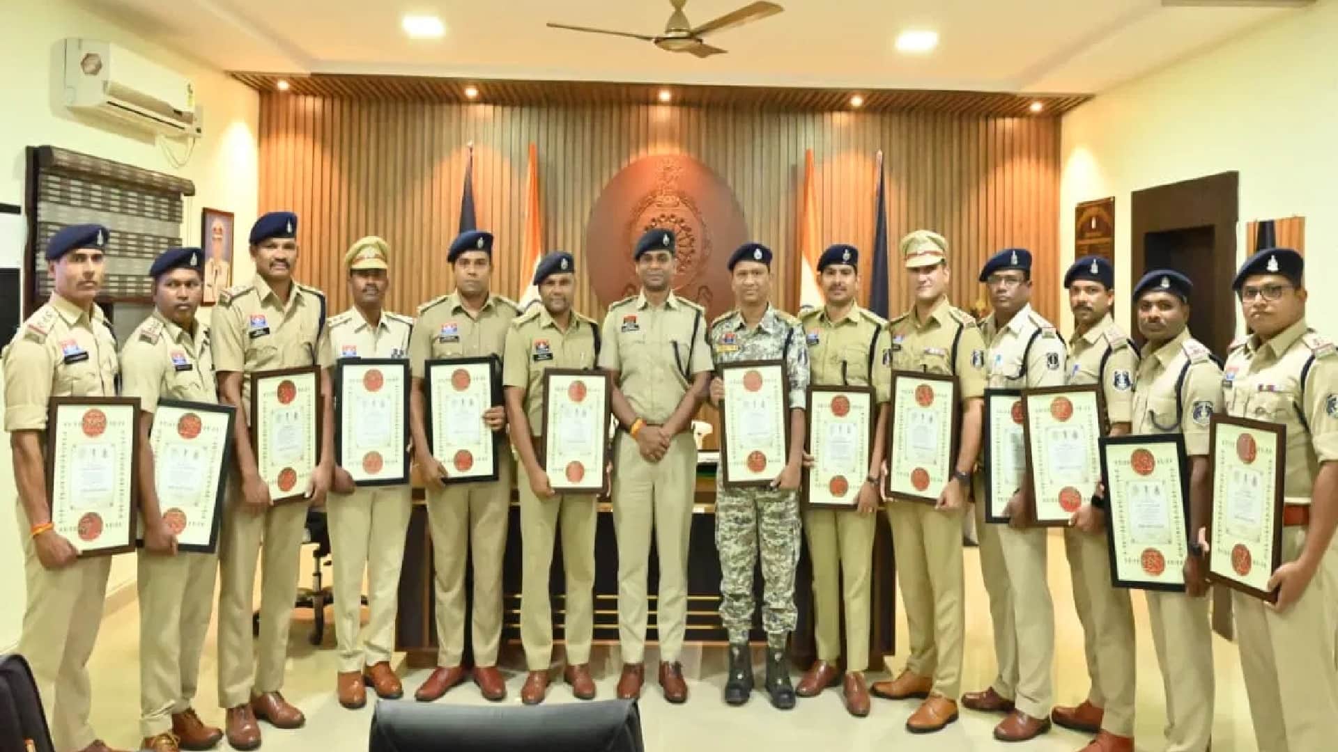 अधिकारियों को सम्मानित करते पुलिस अधीक्षक
