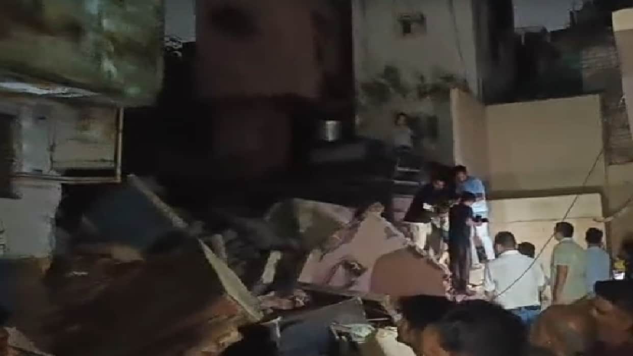 Part of a building collapsed in Ballimaran occupants had already vacated the premises