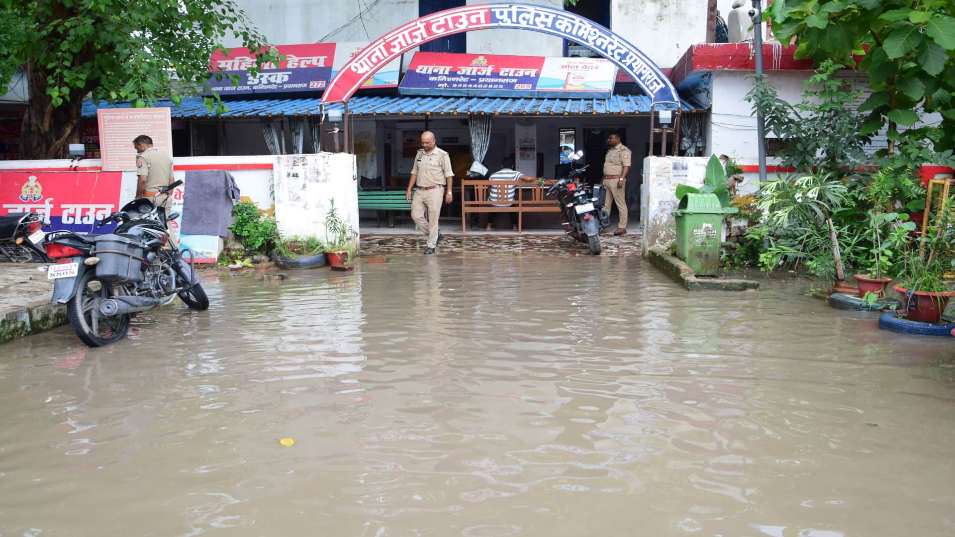 Prayagraj News: Heavy rainfall brings relief from the heat but causes the nuisance of mud and waterlogging.