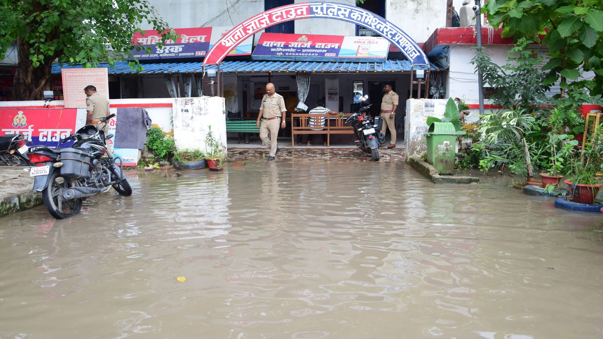 Prayagraj News: Heavy rainfall brings relief from the heat but causes the nuisance of mud and waterlogging.