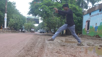 Dangerous Potholes and Mud Turn CM Grid Roads Into a Hazard, Commuters Keep Slipping
