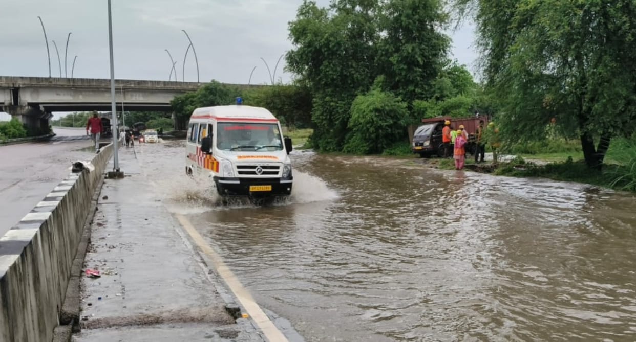 Kanpur Waterlogging on the service road near Bhiti Haveli caused vehicles to remain stalled beneath expressway