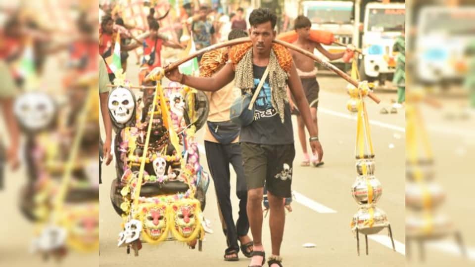 Meerut Kanwar Yatra: Highways Turn Saffron as Thousands of Kanwariyas Head Towards Haridwar