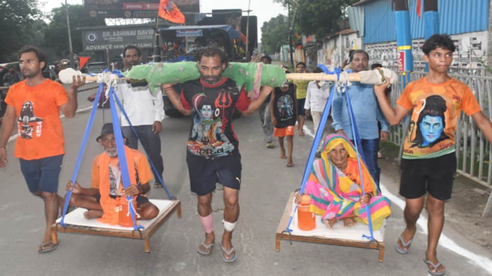 Meerut Kanwar Yatra: Highways Turn Saffron as Thousands of Kanwariyas Head Towards Haridwar