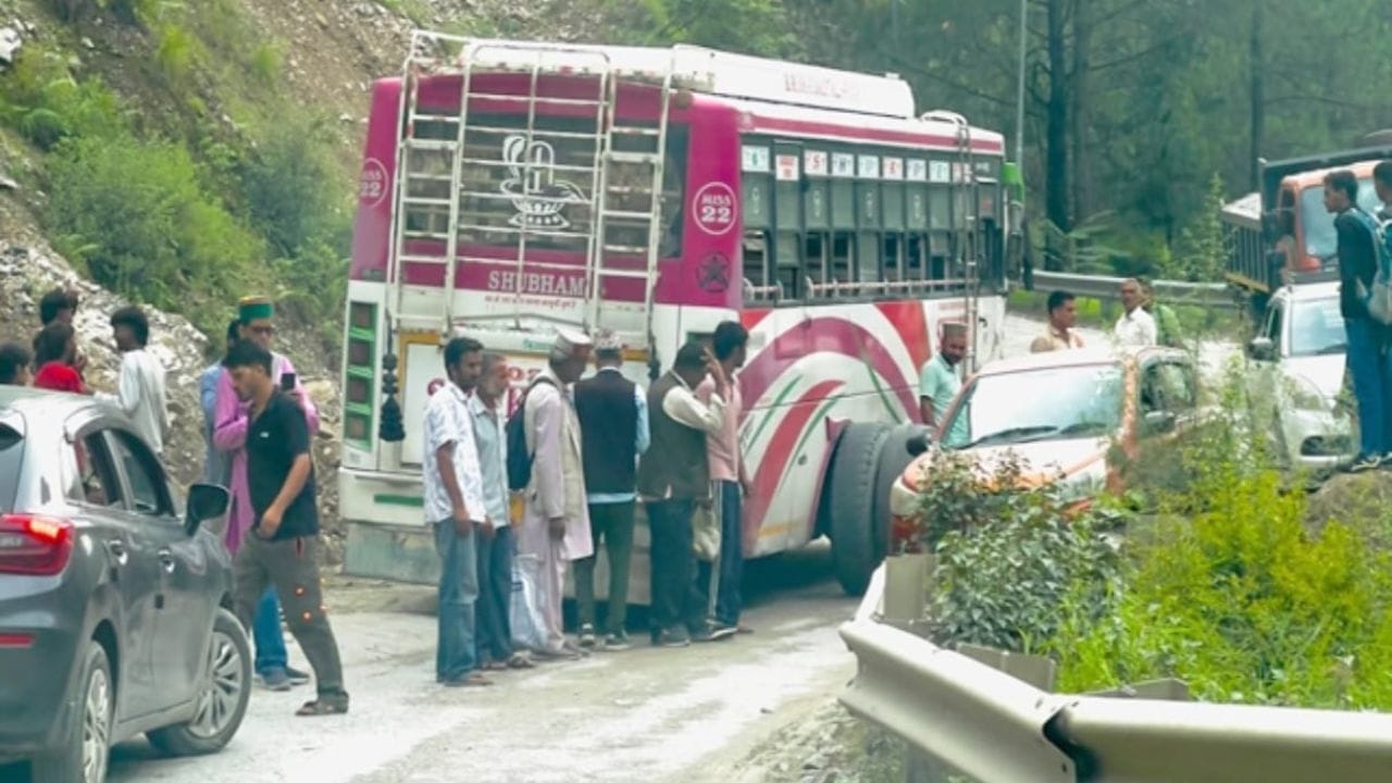 mandi private bus rear tyres removed driver saves passengers life
