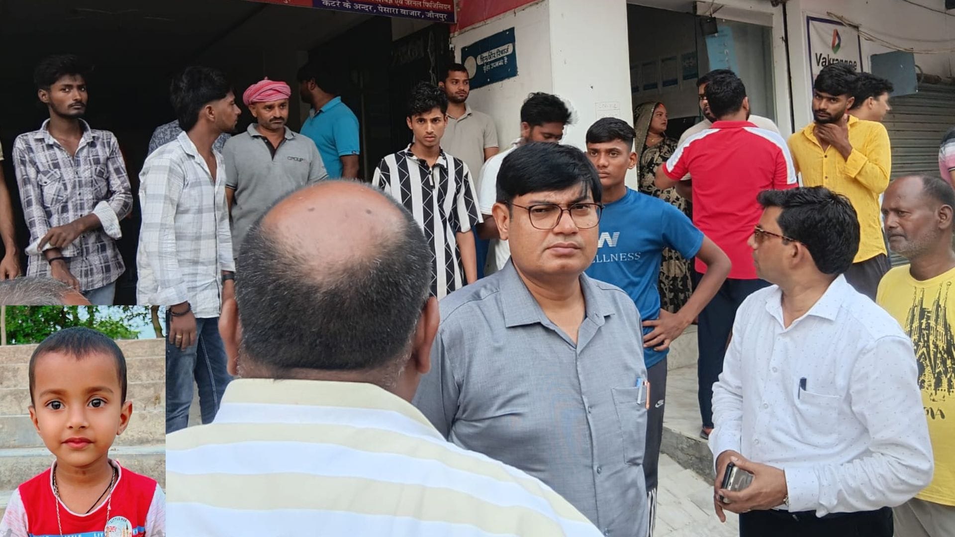 माही की फाइल फोटो और अस्पताल के बाहर भीड़।