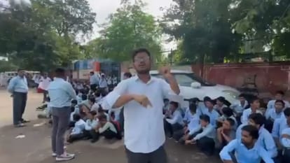 मूक-बधिर छात्रों का प्रदर्शन