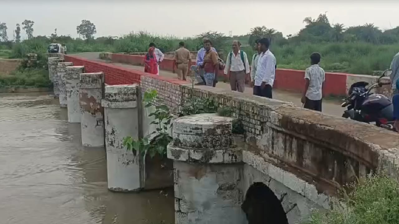 मौके पर मौजूद लोग