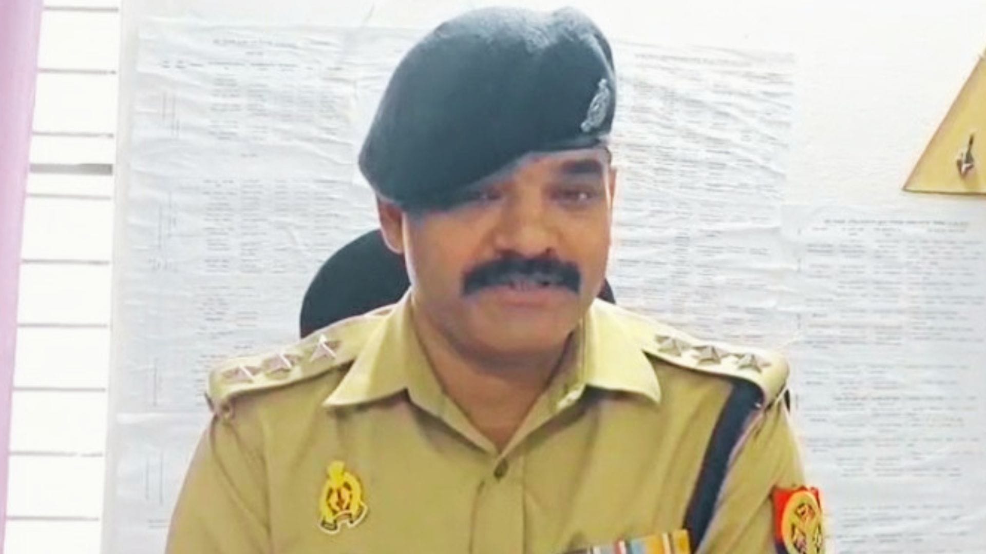 मामले की जानकारी देती पुलिस।