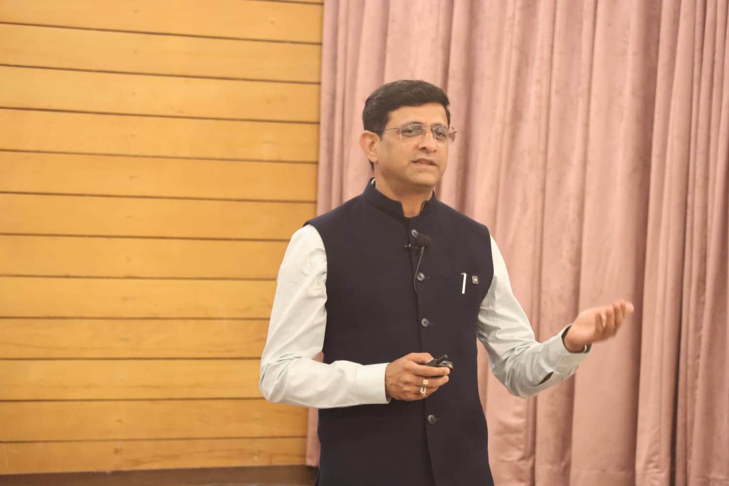 मेयर पुष्य मित्र भार्गव