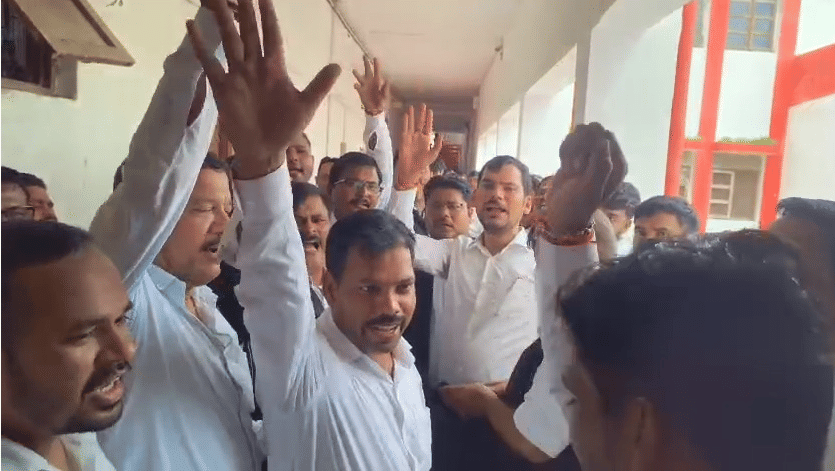 Mohanlalganj: Lawyers protest in Mohanlalganj; locks put on Tehsil offices.