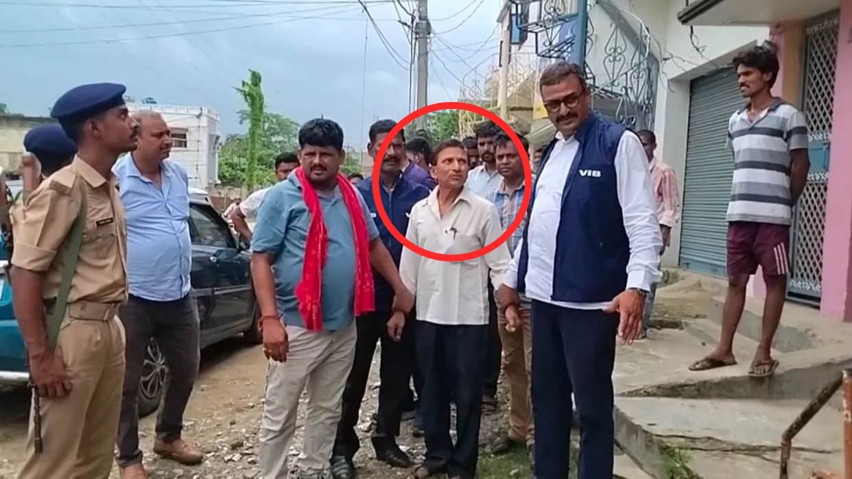 Bihar Panchayat Secretary Caught Red-Handed Accepting 15000 Bribe to Clear Bills Vigilance Action Causes Stir