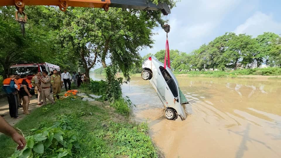Saharanpur: Uttarakhand car falls into canal; retrieved after rescue operation