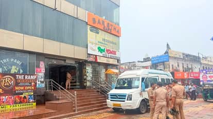 नंद प्लाजा के बारिस्ता कैफे में LIU-पुलिस का छापा