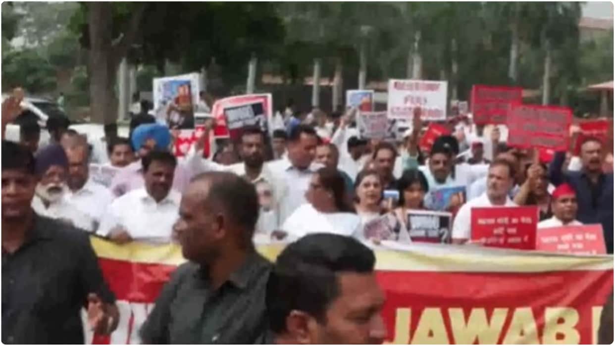 Opposition MPs, Rahul Gandhi, Mallikarjun Kharge, Priyanka Gandhi march from Gandhi statue to Makar Dwar
