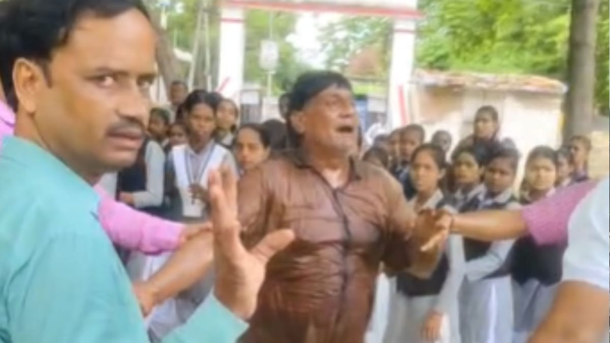 UP: फूट- फूट कर रोया परिचारक, पेट्रोल डालकर किया आत्मदाह का प्रयास, बोला- वेतन नहीं मिल रहा कैसे जिंदा रहें