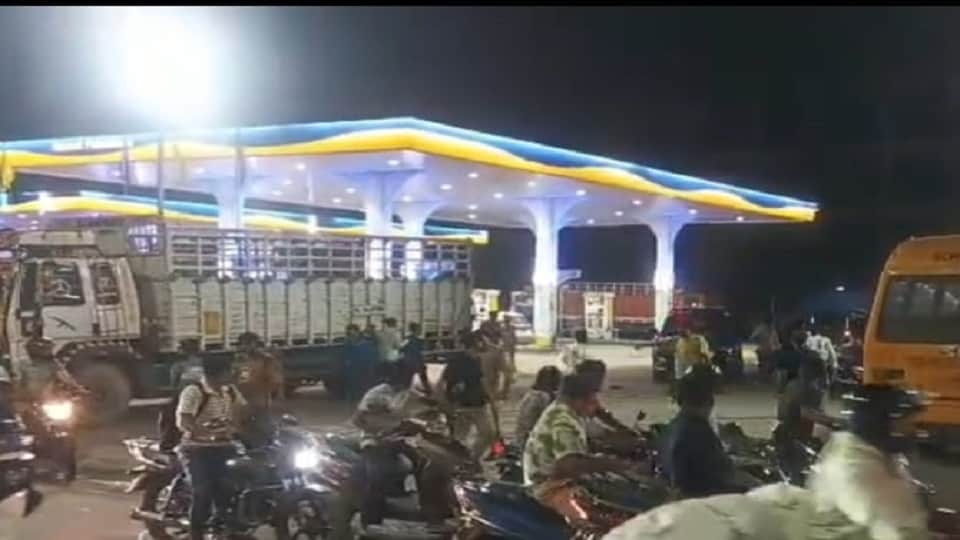 Attacks Petrol Pump After Fuel Denial, Three Employees Injured Customers Flee Leaving Vehicles Behind