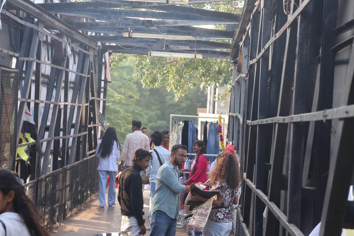 Indore News: Pedestrian bridges in Indore have also been encroached upon; clothes and shoes are being sold, le