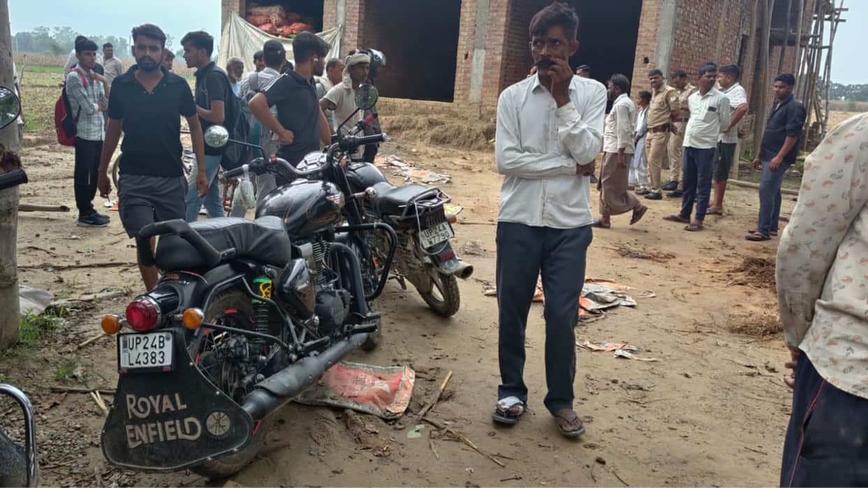 young man on motorcycle molested a schoolgirl who was on her way to school in Budaun